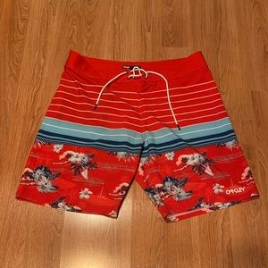 Like new Oakley men’s size 36 boardshort